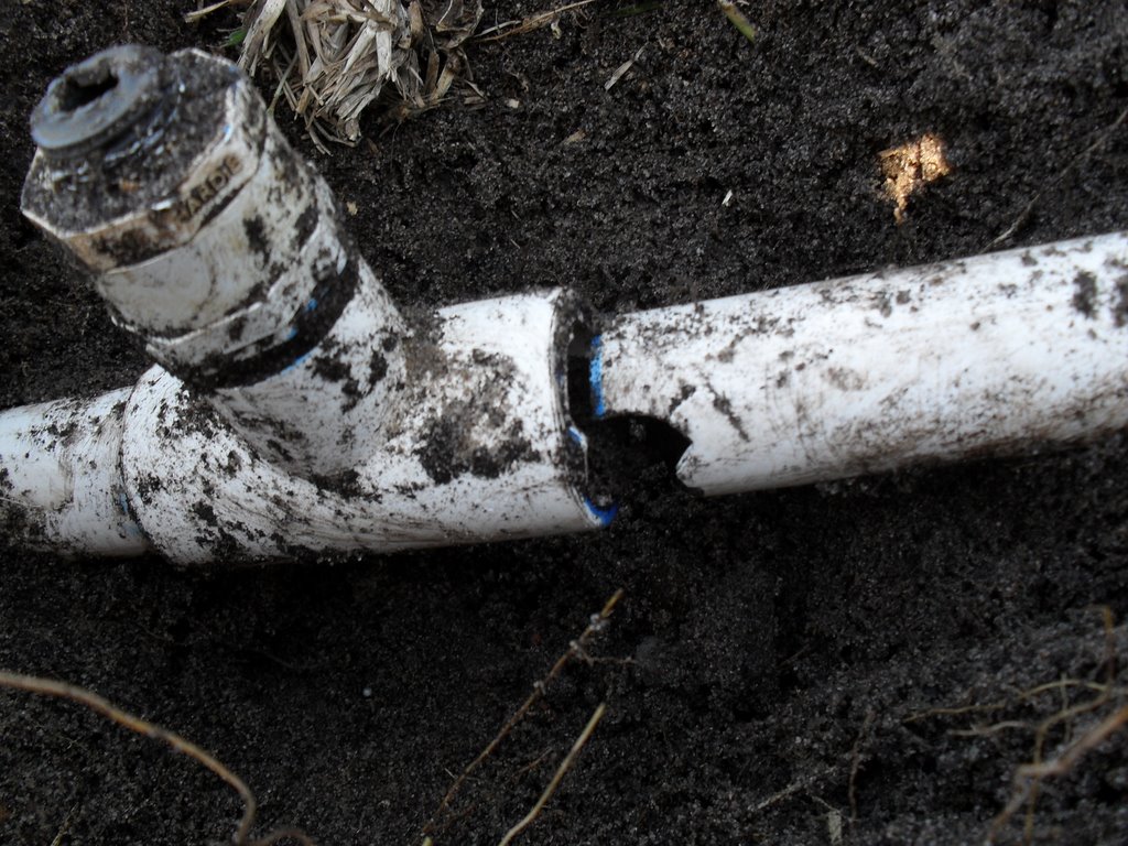http://www.pro-sprinkler.com/wp-content/uploads/2014/10/broken-irrigation-pipe.jpg